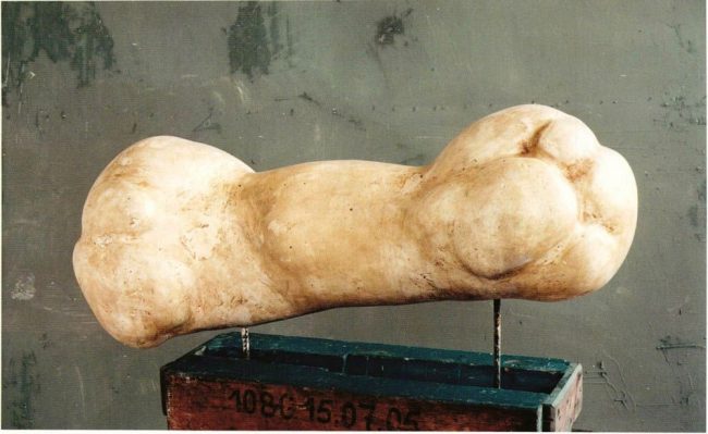 Thomas Gatzemeier | Adept der benutzten Form | 1994 | Holz, Eisen, Gips | H. 65 cm B. 36 cm T 104 cm Thomas Gatzemeier Adept der benutzten Form 1994