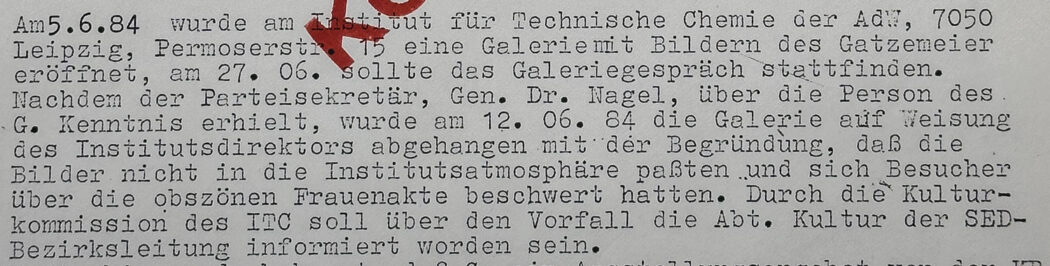 Dieser Auszug aus einem Stasidokument protokolliert ein angeordnetes Ausstellungsverbot und die Entfernung der künstlerischen Arbeiten aus einer Ausstellung in Leipzig.